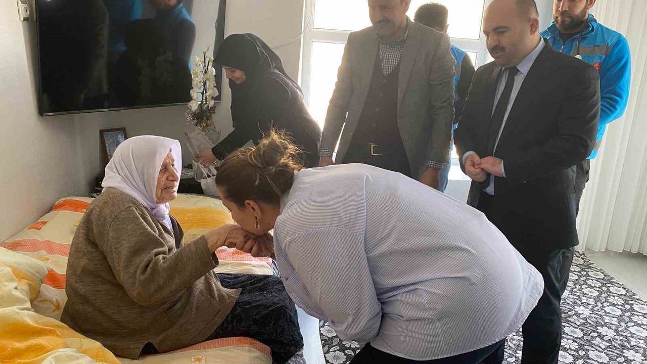 Bitlis’teki asırlık çınara anlamlı ziyaret