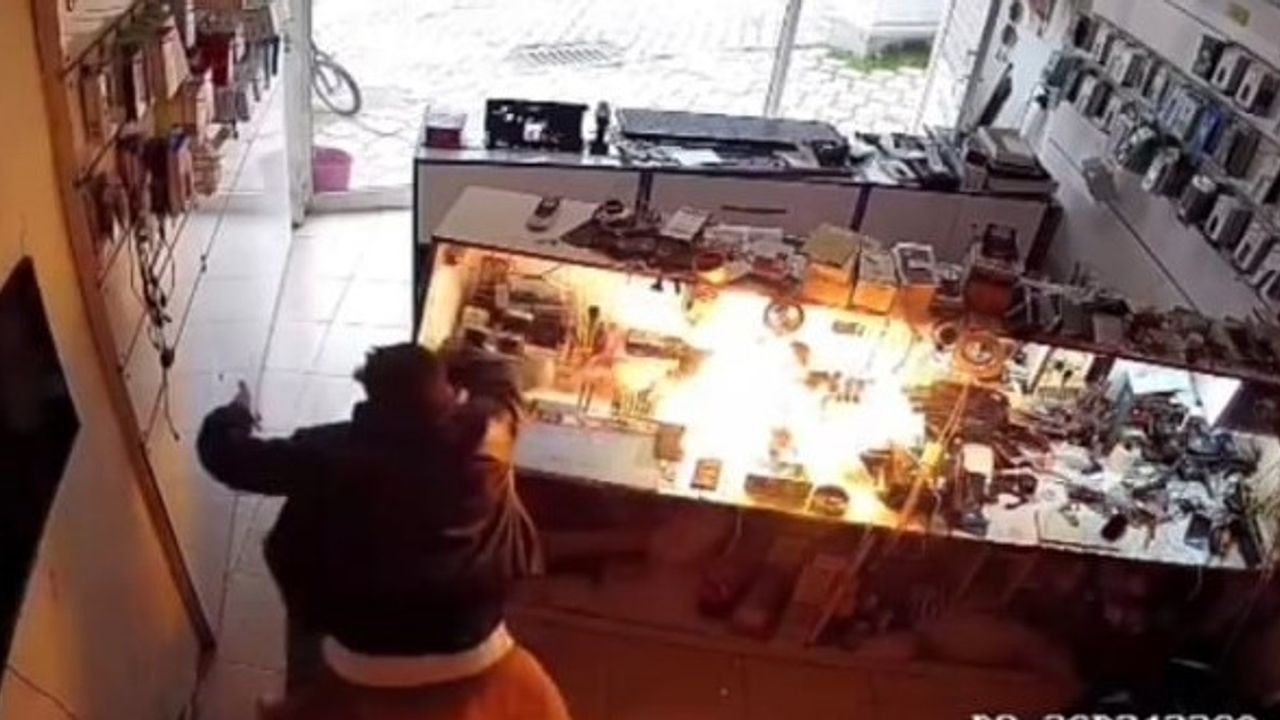 Cep telefonu bataryası tamir sırasında alev aldı