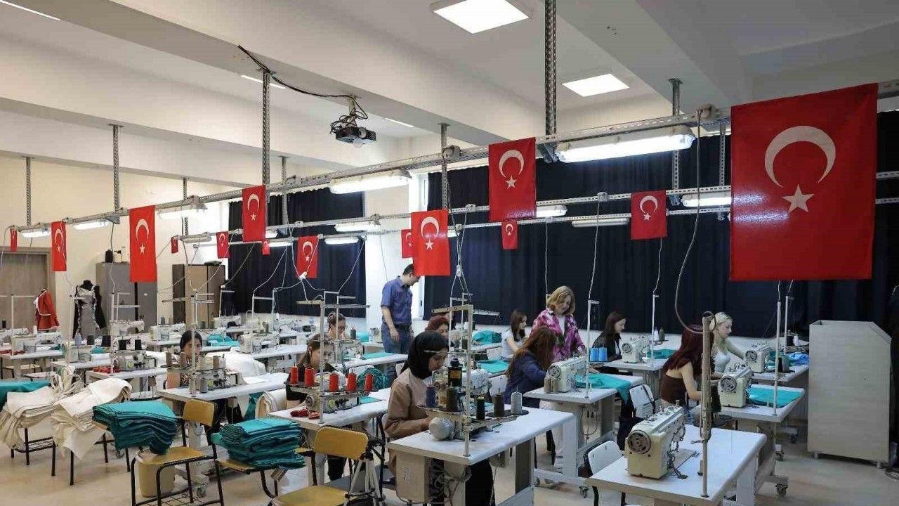 Ameliyathanelerin tekstil ürünleri üniversite öğrencilerinin elinden çıkıyor