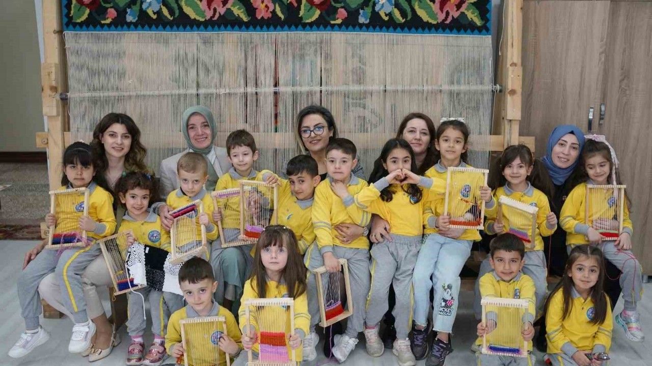 Anaokulu öğrencileri halı tezgahıyla tanıştı