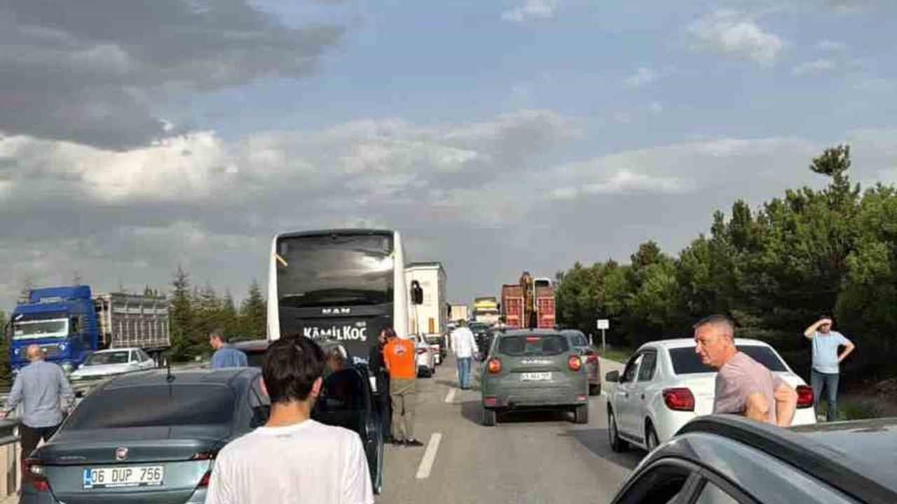 Ankara’da seyir halindeki tır devrildi: 1 yaralı