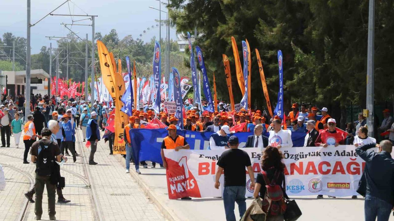Antalya’da 1 Mayıs coşkuyla kutlandı