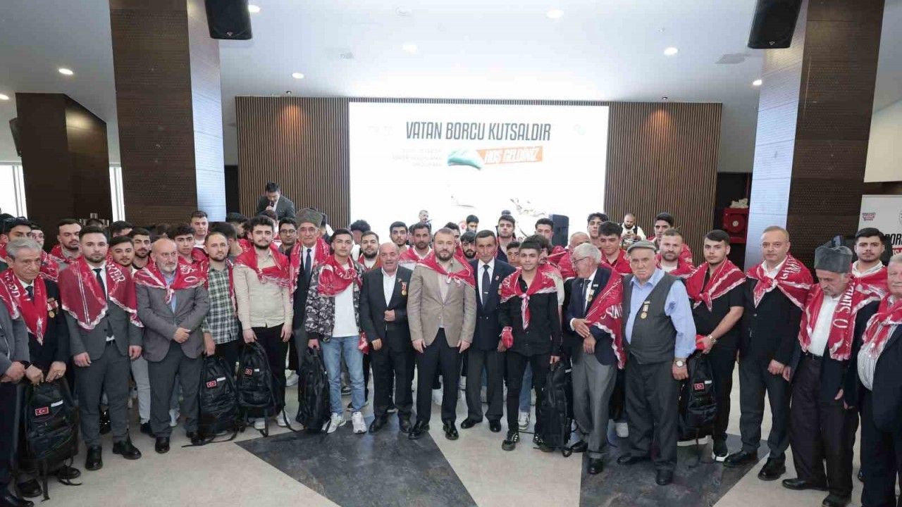 Arnavutköy’de askere gidecek gençlere kınalı uğurlama