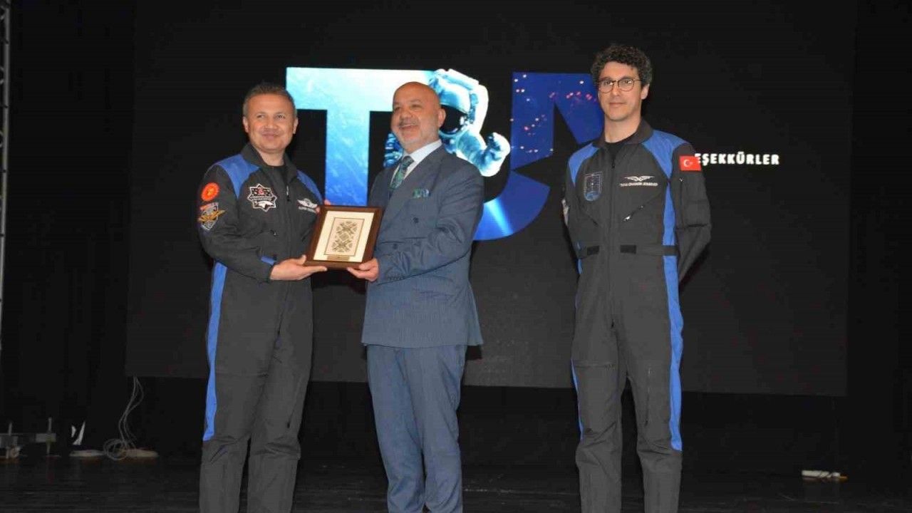 Astronot Alper Gezeravcı, seyir defterini Kıbrıs’la paylaştı