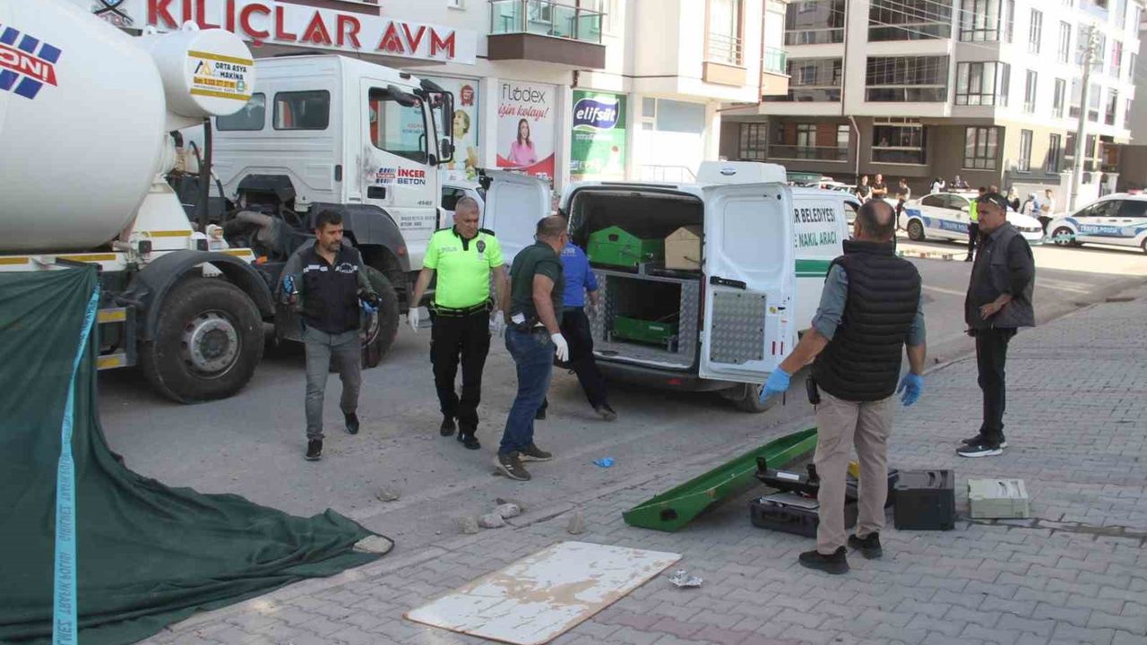 Beton mikserinin altında kalan yaşlı adam hayatını kaybetti