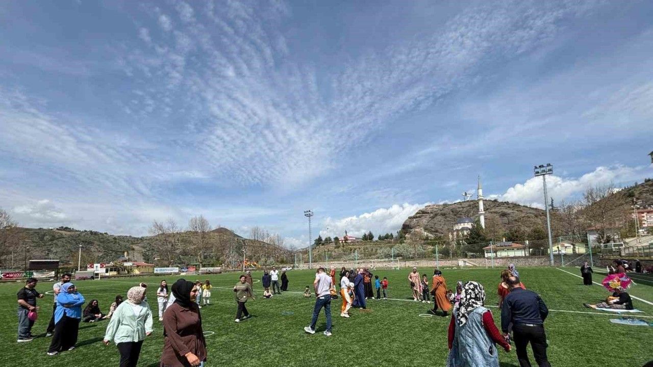 Çocuklar ve aileleri stadyumda buluştu, oyun oynayarak eğlendi