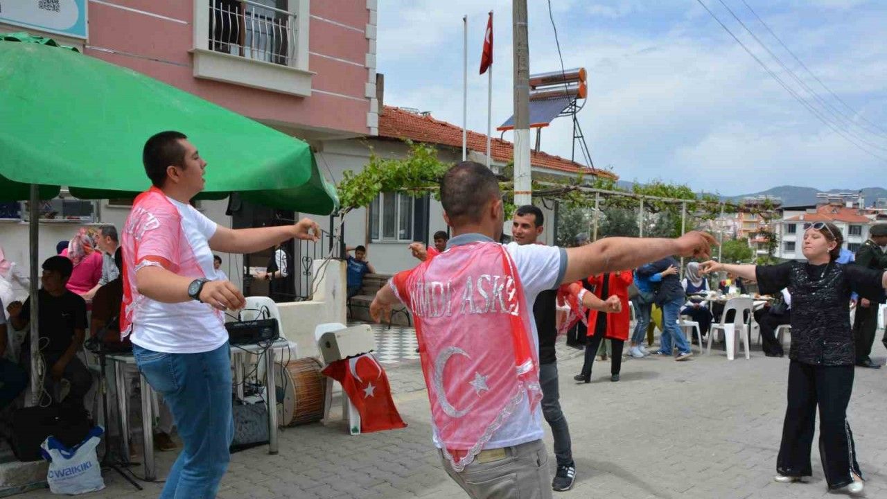 Demirci’de 5 genç için temsili askerlik eğlencesi düzenlendi