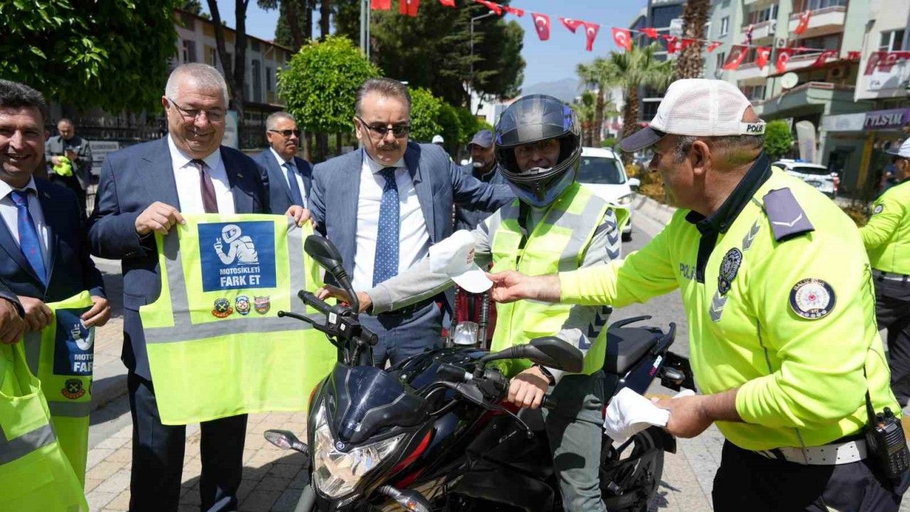 Edremit’te motosiklet sürücülerine reflektif yelek dağıtıldı