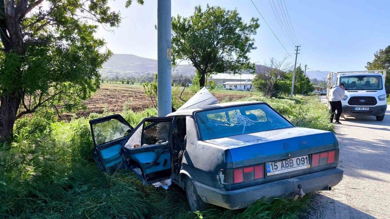 Elektrik direğine çarpan Tofaş hurdaya döndü: 2 yaralı
