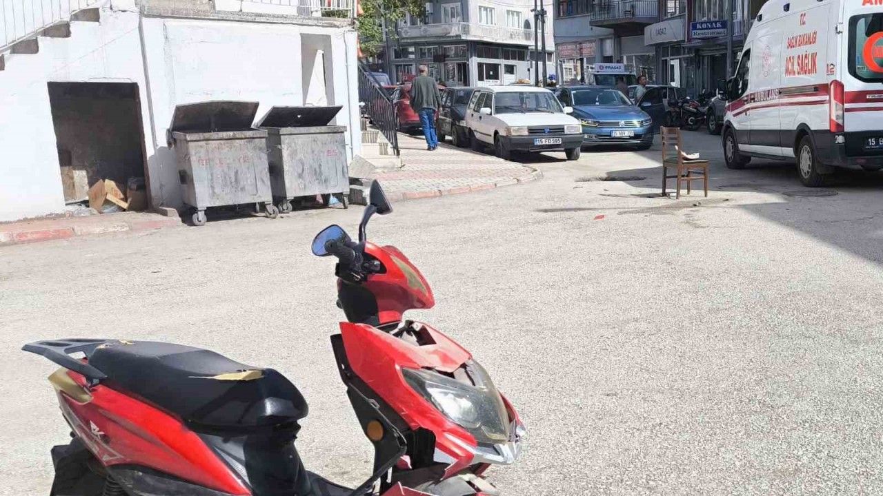 Elektrikli motosiklet ile otomobil çarpıştı: 2 yaralı