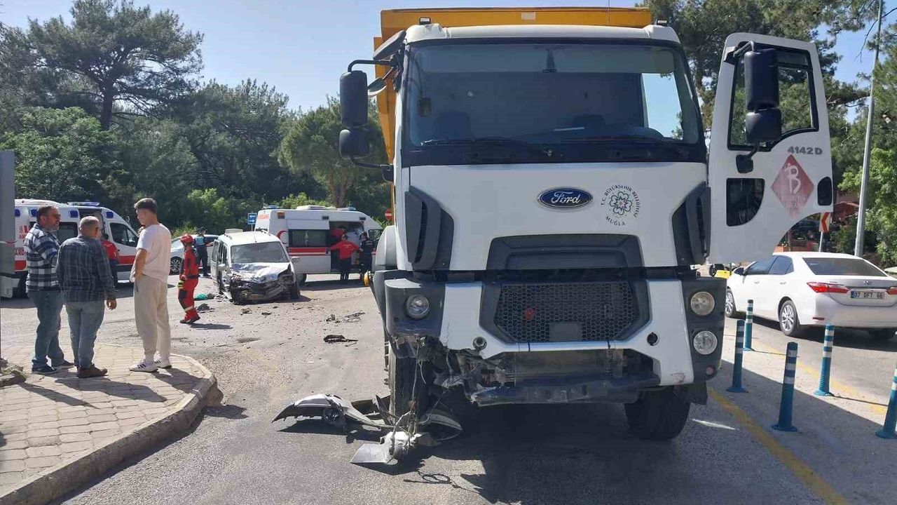 Fethiye’de kamyonet ile kamyon çarpıştı; 2 yaralı