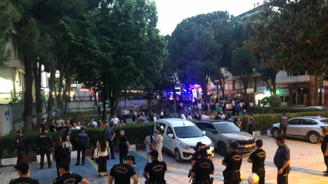 İzmir’de Cumhurbaşkanı’na hakaret içerikli duvar yazısı yazan 4 şüpheli tutuklandı