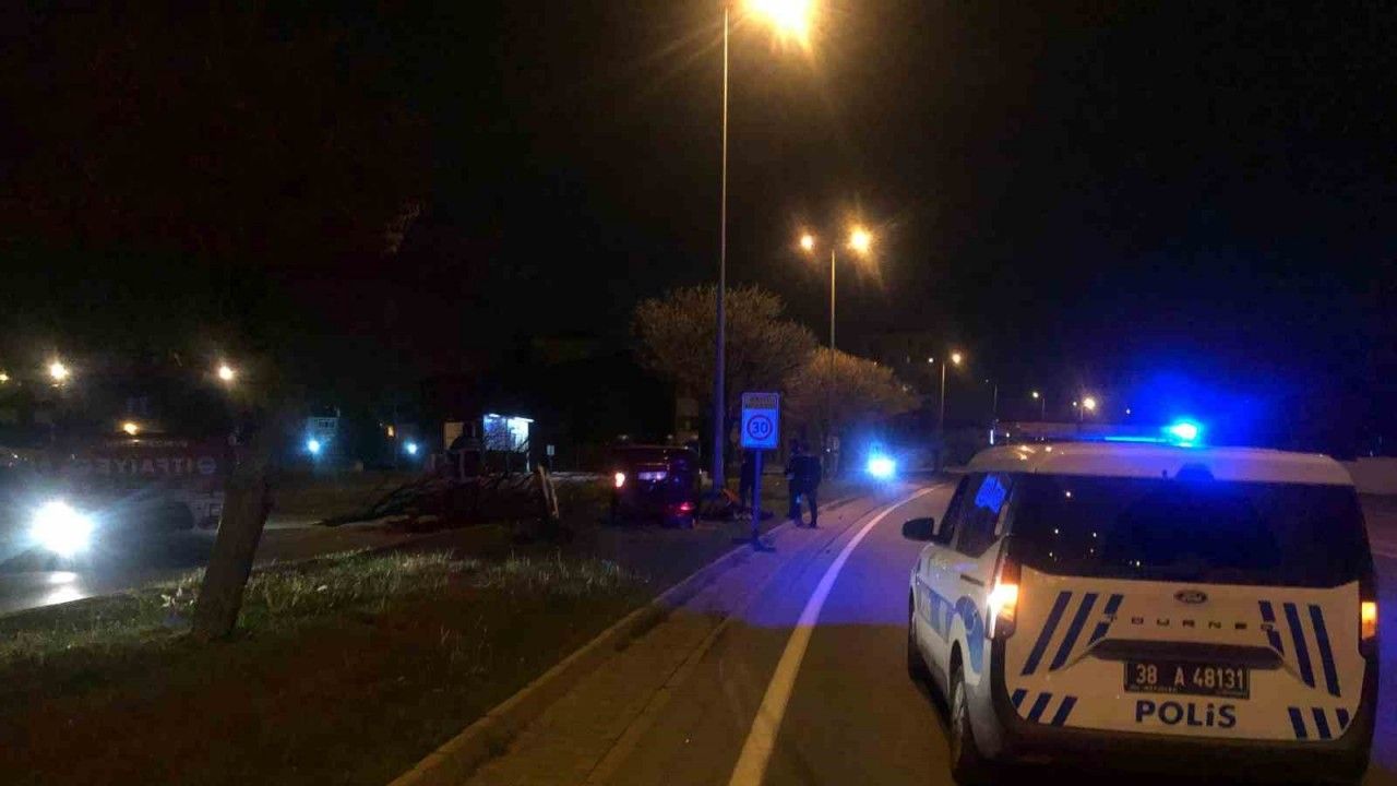 Kayseri’de otomobil ağaçlara çarpıp ters döndü: 2 yaralı