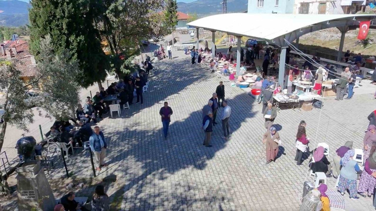 Köyün kadınları seferler oldu, binlerce gözleme aynı anda pişti
