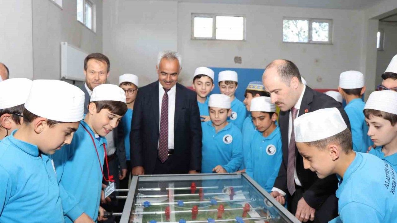 Kuran Kursu öğrencilerine oyun grubu hediye etti