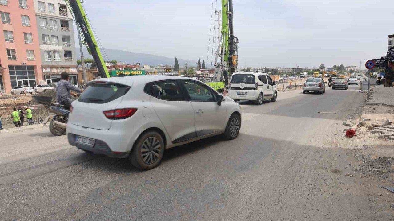 Otomobili oyuncak araba gibi önünde sürükledi, arkasına bakmadan gitti