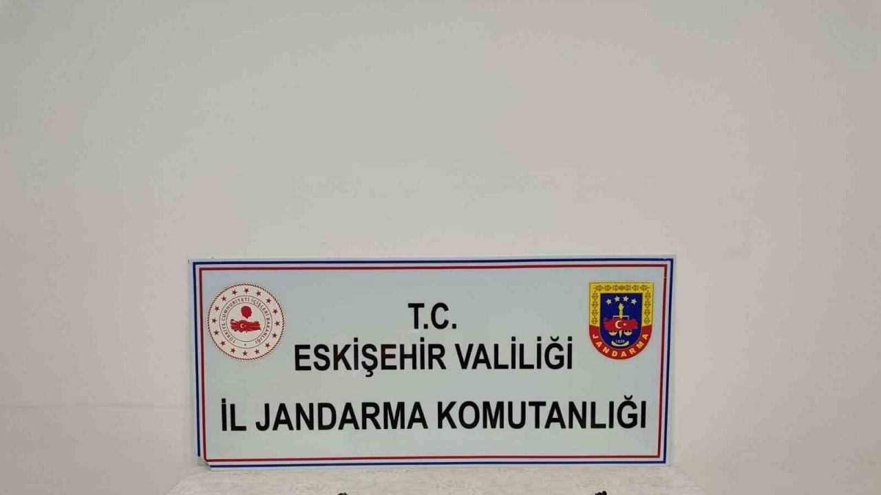 Ruhsatsız tabanca satmaya çalışırken yakalandı