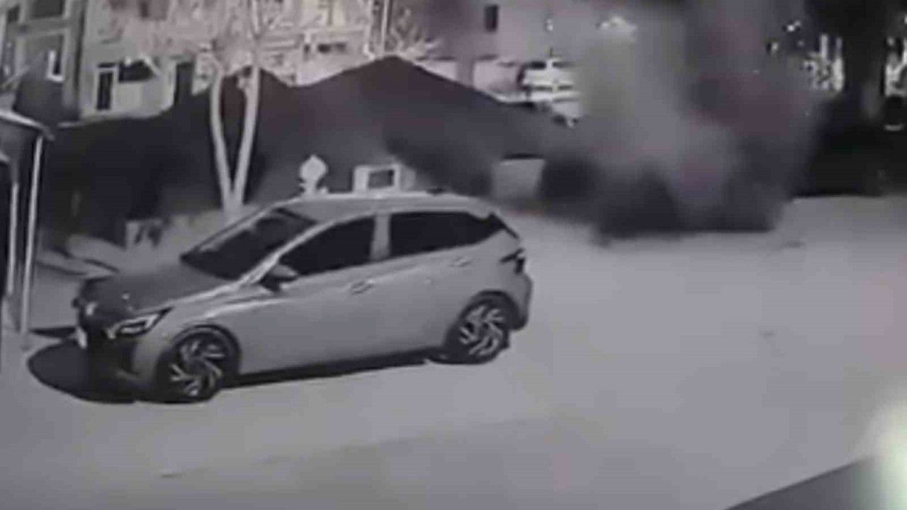 Tazyikli su asfaltı patlattı: İki araçta hasar oluştu