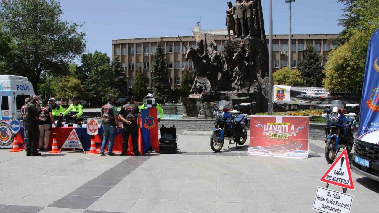 Uşak’ta öğrencilere kırmızı düdük dağıtıldı