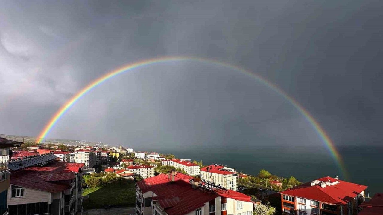 Van Gölü’nde gökkuşağı görsel şölen oluşturdu