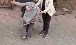 Beyoğlu’nda kavga ettiği şahsı döner bıçağıyla yaralayan saldırgan kamerada