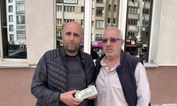 Dayı ve yeğeni buldukları 6 bin 250 dolar ve 400 euroyu polise teslim etti