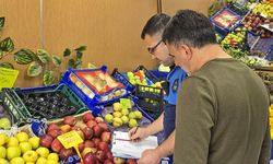 Efeler’de zabıta ekipleri manavlarda fiyat etiketlerini denetledi