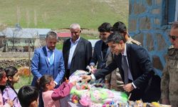 Köy okulu çocuklarının hayalini gerçekleştiren öğretmen vedasını unutulmaz kıldı