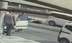 Motosikletle hafifi ticari aracın çarpıştığı kaza kamerada
