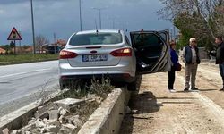 Refüje çıkan otomobildeki 3 kişi kazadan sıyrık almadan kurtuldu
