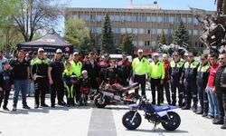 Uşak’ta polis ve jandarma ekiplerinden motosiklet sürücülerine farkındalık eğitimi