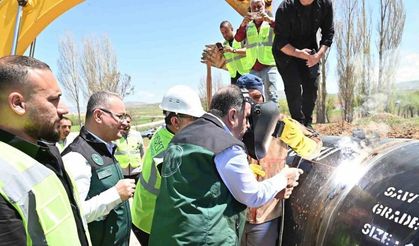 57 bin 700 dekar tarım arazisini sulayacak 191bin 526 metre uzunluğundaki sulama borularına ilk kaynak vuruldu