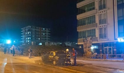 Adıyaman’da park halindeki otomobil yandı