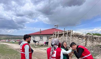 Ağrı Kızılay gönüllülerinden annelere anlamlı sürpriz