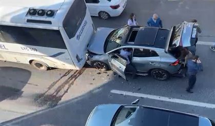 Avcılar’da kontrolden çıkan araç otobüse çarptı