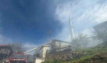 Bolu’da çıkan yangında 2 ahşap ev ve 1 cami küle döndü