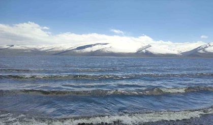Çıldır Gölü’ndeki buz tabakası tamamen çözüldü