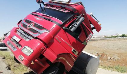 Cizre’de sürücüsü bayılan tır şarampolde devrildi