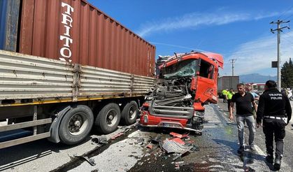 D-650’de 3 tır, 1 minibüsün karıştığı zincirleme kazada yol savaş alanına döndü