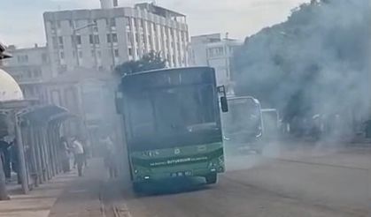 Denizli’de seyir halindeki halk otobüsünü kaplayan dumanlar korku dolu anlar yaşattı