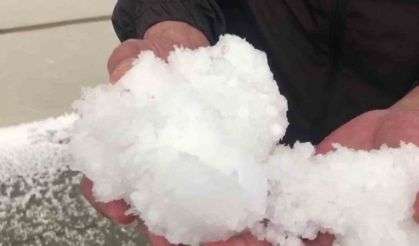 Dolu yağışı Kars’ı beyaza bürüdü