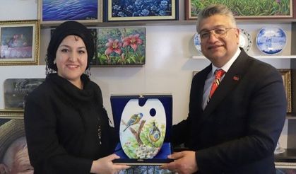 DPÜ Rektörü’nden Ressam Dilek Kocaman Yılmazer Atölyesi’ne ziyaret
