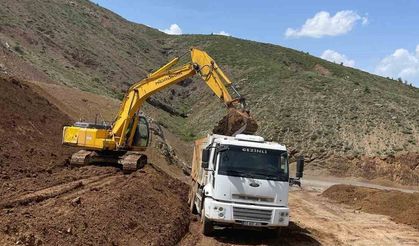 Elazığ’da heyelan nedeniyle zarar gören köy yollarının onarımı sürüyor
