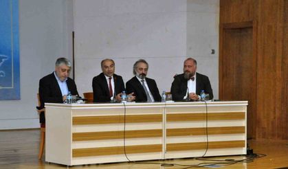 Gazeteci Özer: "Doğru bilgi barışa, yalan bilgi toplumu savaşa yaklaştırır"