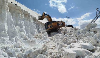 Hakkari’de kar tünelleri arasında zorlu ulaşım mücadelesi