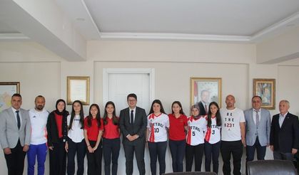 Kaymakam Özdemir sporcuları ağırladı