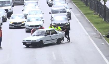 Kaza yapan otomobili polisler iterek yol kenarına çekti