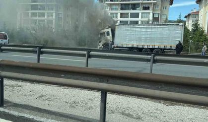 Kocaeli’de alevlere teslim olan tır, itfaiye ekiplerince söndürüldü