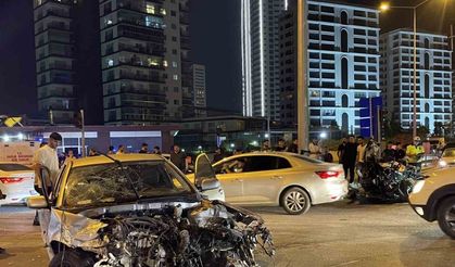 Mersin’de feci kaza: Otomobil ikiye bölündü, 3 kişi yaralandı