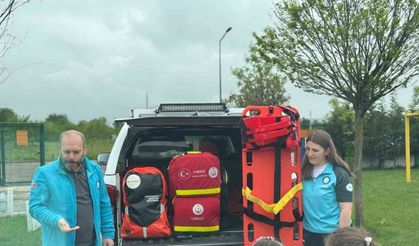 Minik öğrenciler ambulansı merakla inceledi